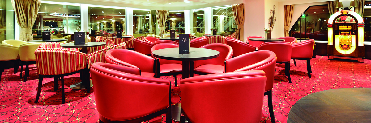 El luminoso y colorista Lounge Panorámico a bordo del MS River Voyager MS RIVER VOYAGER CRUCEROS FLUVIALES RHIN CRUCEROS FLUVIALES PANAVISION CRUCEROS EN RIO CRUCEROS CRUCEROS FLUVIALES RHIN CRUCEROS AMSTERDAM CRUCEROS BASILEA CRUCEROS COLONIA RHINE RIVER CRUISES MS RIVER VOYAGER RIVER CRUISES SMALL CRUISES #CrucerosFluviales #FluvialesPanavision #Panavision #RiverCruises #MSRiverVoyager #RiverVoyager #CrucerosRio #CrucerosFamiliares #CrucerosGrupo